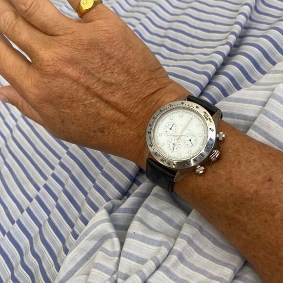 Vintage TW watch. Mother of pearl face with 9 diamonds accent. Needs batteries - Picture 8 of 8